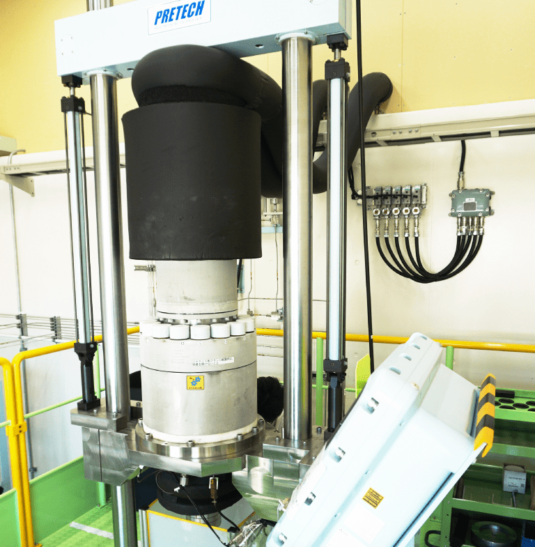 写真：高圧水素ガス環境試験に対応した軸荷重型の引張・疲労試験装置