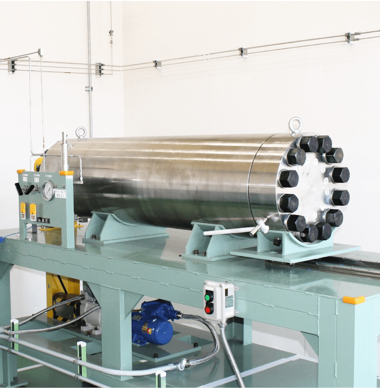 写真：高圧水素ガス環境試験に対応した回転曲げ疲労試験装置