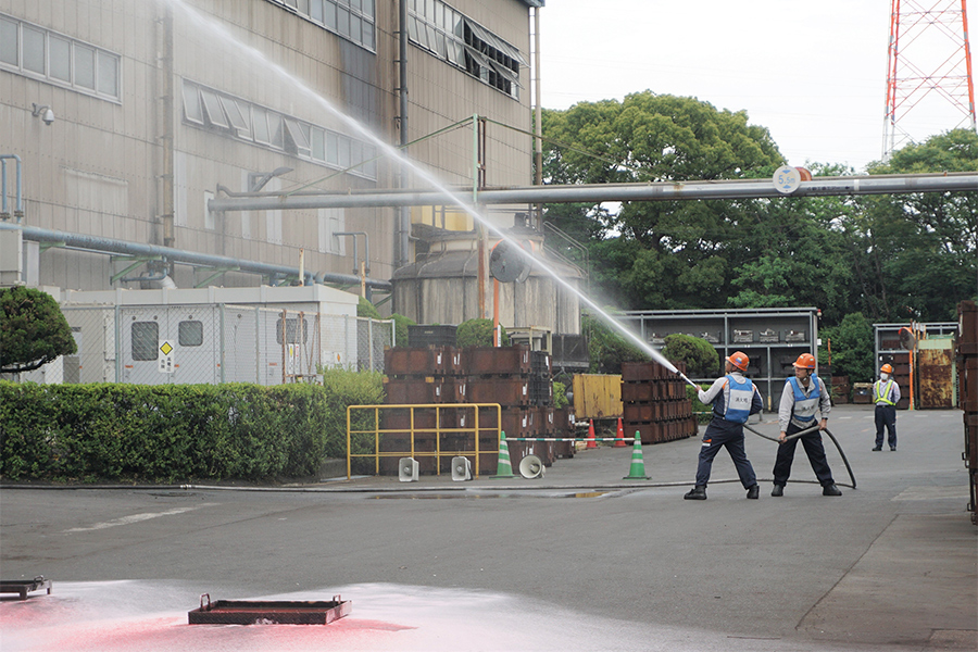 東海市消防本部と合同での消火・放水訓練（鍛造工場）