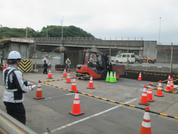 技能競技会でのフォークリフト作業の様子